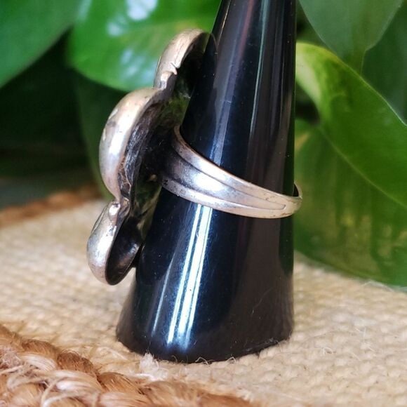 🔴 Large Flower Statement Ring - Picture 3 of 5